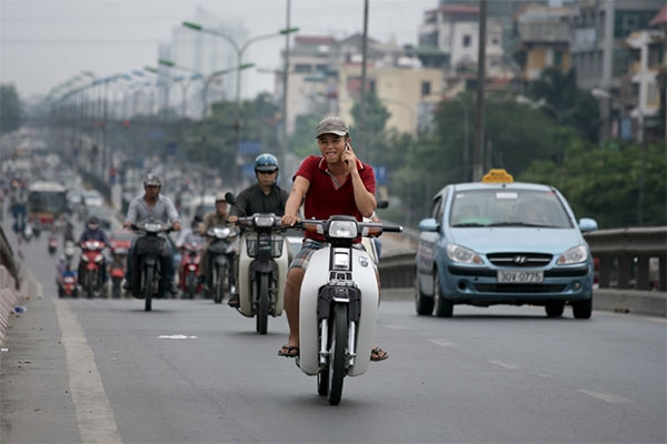 sử dụng điện thoại khi lái xe