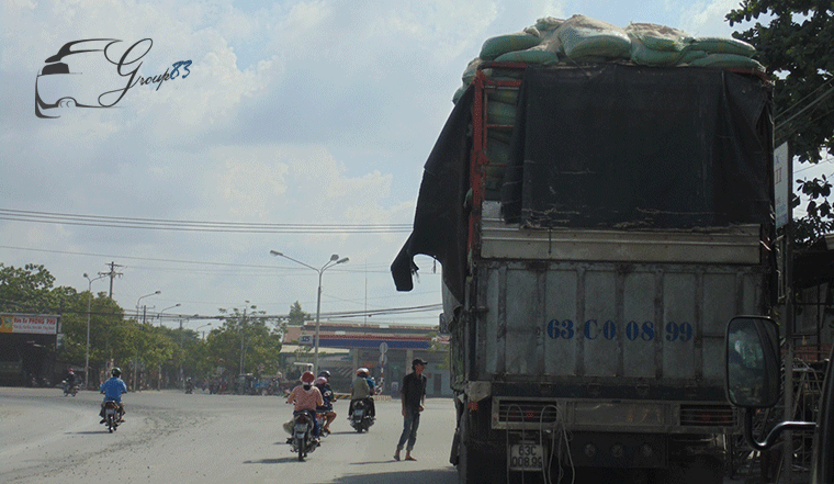 xe tải trở hàng vi phạm luật giao thông