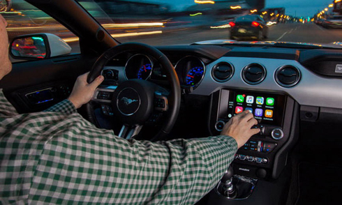 Tài xế sử dụng ứng dụng thông minh trên điện thoại khi lái xe