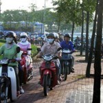 Mức phạt đi xe máy trên vỉa hè từ ngày 01/08/2016